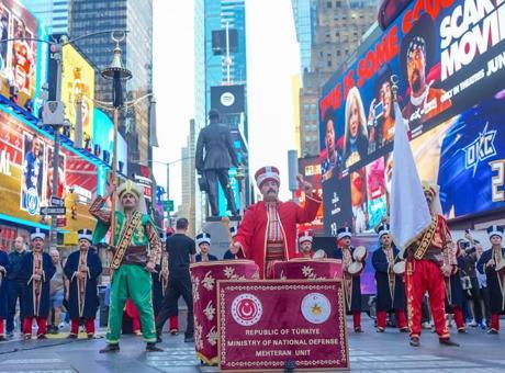 Tarihi görüntüler! New York'un göbeğinde Mehteran rüzgarı esti