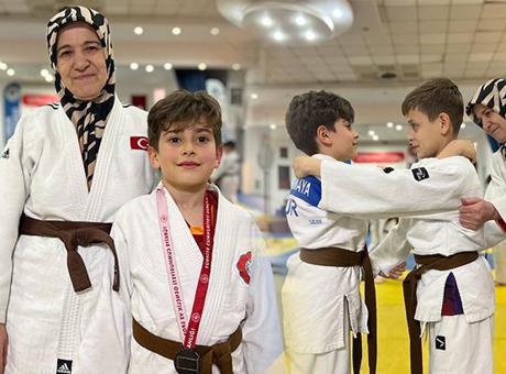 İzlerken taktik verdiği torununu judoda Türkiye üçüncüsü yaptı: 60'ından sonra antrenör oldu!