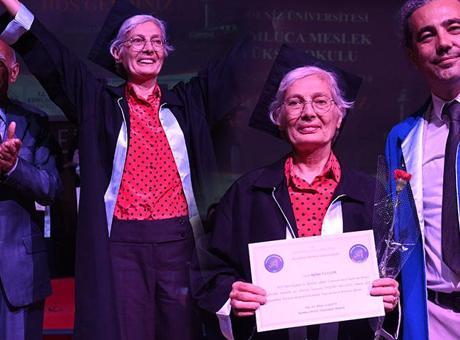 Liseden mezun olduktan 50 yıl sonra sınava girdi, dekan oğuldan diplomasını aldı: İçimde hep uhde kalmıştı