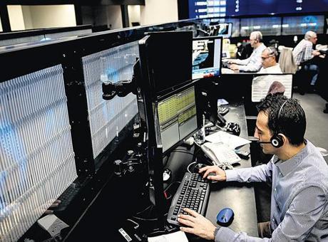 Fonlar önce sattı sonra süpürdü