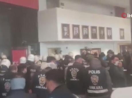CHP Genel Merkezi’nde deterjanlı barikat! Polis kapıyı kırıp içeri girdi