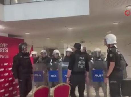 Polis tahliye için CHP binasında!