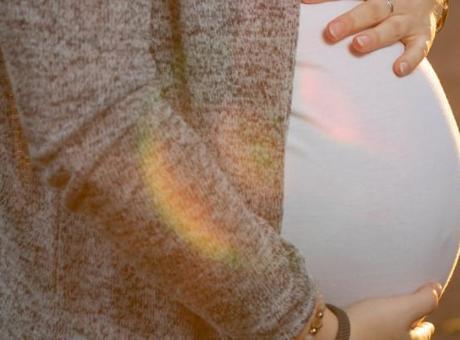 Taşıyıcı anne davasında babaya ‘soy bağını değiştirmek’ten 1 yıl hapis: Sevgilisini ikizlerin annesi yaptı