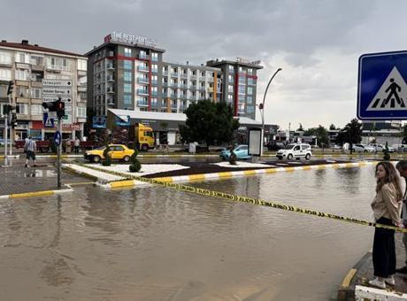 SON DAKİKA! Peş peşe gelen sağanak uyarılarının ardından cadde ve sokaklar göle döndü! Birçok ilden afet görüntüleri geliyor