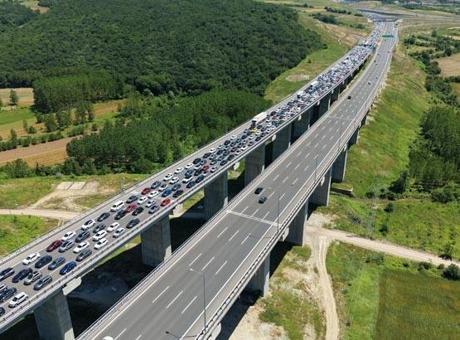 Tatil dönüşü kaosu! Trafik durma noktasında geldi... İşte yollarda son durum
