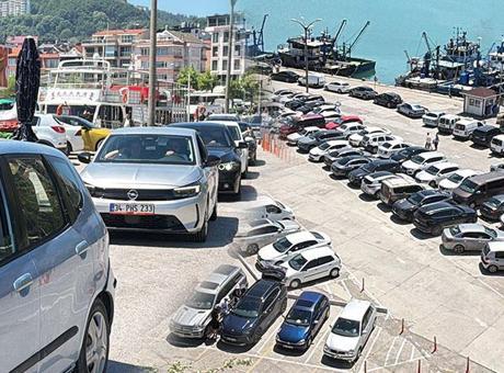 6 bin nüfuslu ilçeye 182 bin ziyaretçi akın etti! Gelen sokakta yattı