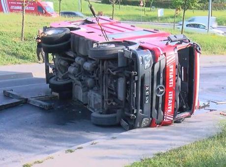 Esenler'de yangından dönen itfaiye aracı devrildi: 2 yaralı
