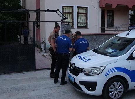Çocuklarının gözü önünde eşini boynundan bıçakladı