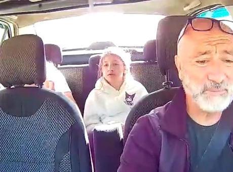 Taksici dikiz aynasından küçük kızın yüzündeki detayı fark etti, ölümden kurtardı: Dörtlüleri yakıp hastaneye gittik