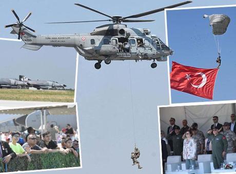 Gökyüzünde Çelik Kanat'ların gövde gösterisi! İzmir'de 'Gençlik ve Havacılık Festivali' başladı