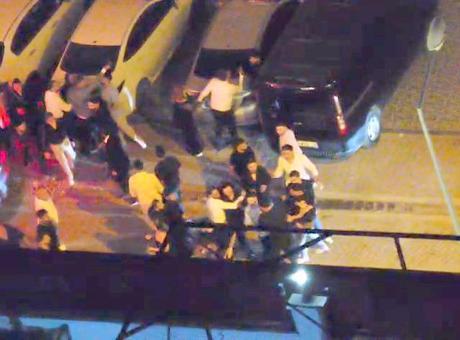 Düğünde tansiyon yükseldi! Gerilim sokağı savaş alanına çevi