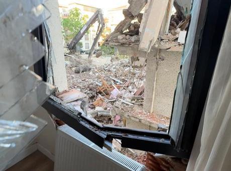 Yıkım kabusa döndü! Dev kolon komşu binayı delip dairenin iç