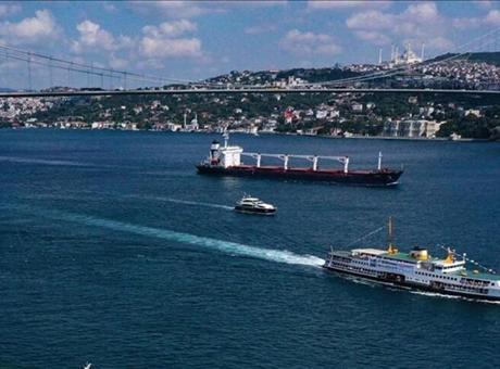 İstanbul Boğazı'nda gemi trafiği çift yönlü durduruldu