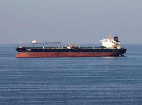 Basra Körfezi'nde alarm! Saldırıya uğrayan rafineriden sızdı