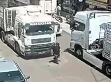 Feci kaza güvenlik kamerasında! TIR'ın çarptığı ya