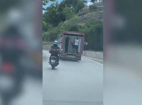 Canlarını hiçe sayıp kamyonun kasasına tutundular! Tehlikeli