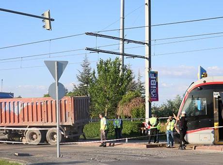Kayseri'de feci kaza! Kamyon ile tramvay çarpıştı: