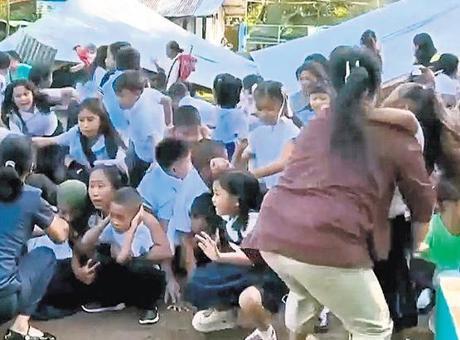 Filipinler’i deprem vurdu! Denizde 7.8 karada yıkı