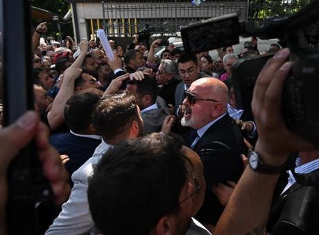CHP'liler arasında Meclis'in giriş kapılarında gerginlik