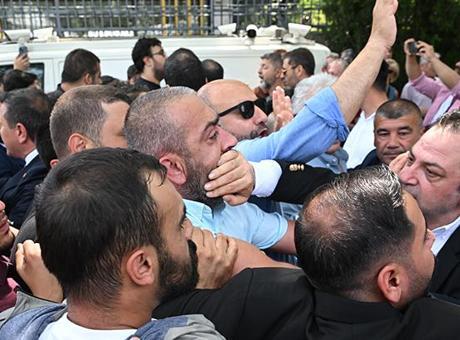 TBMM önünde CHP'liler arasında arbede yaşandı
