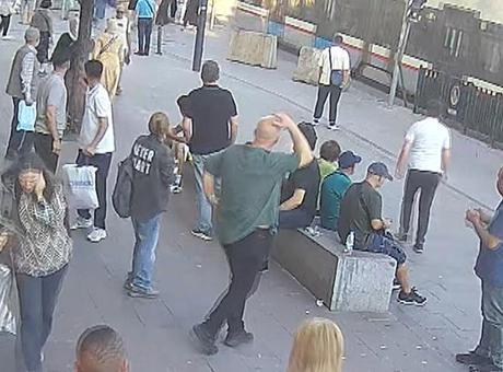 İstanbul 6 yaşındaki çocuk raylara düşüp tramvayın altında k