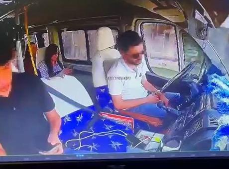 Dolmuş şoförü direksiyonda uyudu! Kaza araç kamera