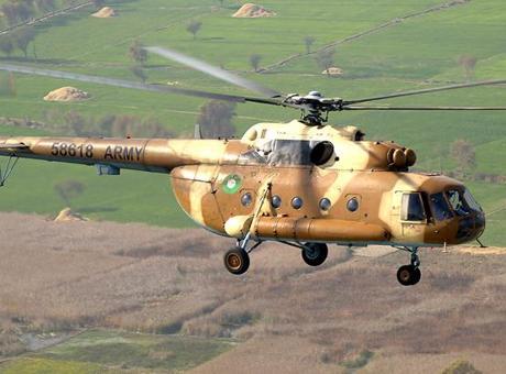 Pakistan'da askeri helikopter kalkış sırasında düştü!