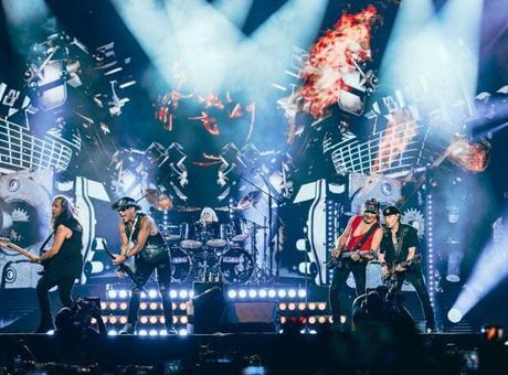 Scorpions grubu sahnede performans sergilerken.