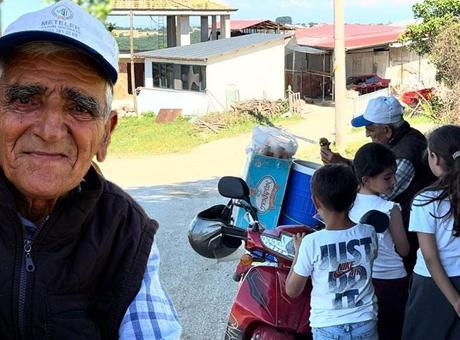 56 yıldır aynı motosikletle köy köy geziyor! Çocuklar sesini duyunca sokağa fırlıyor: Bu iş sayesinde 4 evladımı yetiştirdim