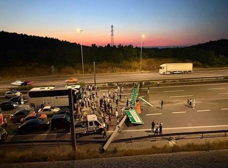 Hafriyat kamyonu Kuzey Marmara Otoyolu'nda tabelayı devirdi