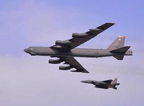 ABD'de B-52 Stratofortress bombardıman uçağı kalkıştan kısa süre sonra düştü