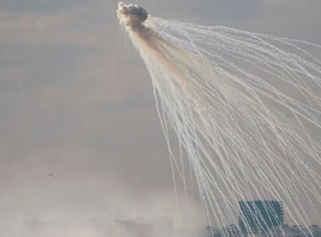 İsrail kana doymuyor! Lübnan'ın güneyini fosfor bombasıyla hedef aldı