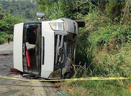 İzmir'de tarım işçilerini taşıyan midibüs devrildi! 1 kişi öldü, 11 kişi yaralandı