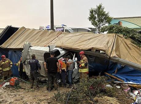 Manisa’da üç aracın karıştığı zincirleme kaza: 2 ölü, 4 yaralı
