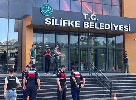 Mersin'in Silifke Belediyesi'ne operasyon! Başkan dahil çok sayıda isme gözaltı