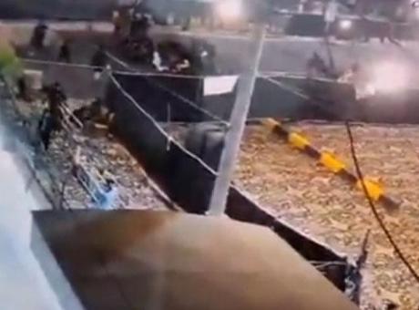 Pakistan’da bir araç camiye daldı! Ölü ve yaralılar var