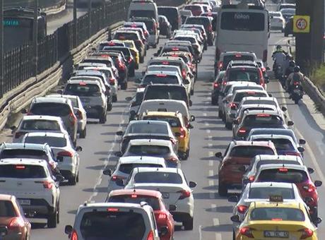 İstanbul'da haftanın ilk iş gününde trafik yoğunluğu