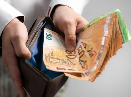 Bir yıl boyunca kimse fark etmedi! Çalışanların hesabına 'yanlışlıkla' milyonlarca euro yatırdılar