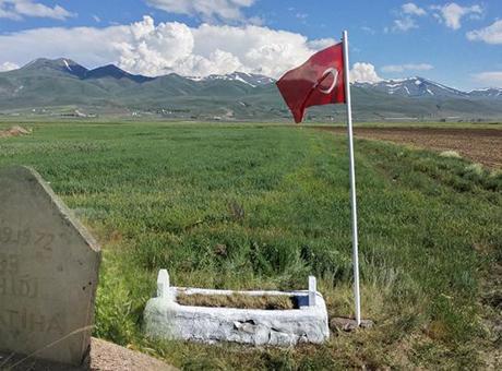 6a3f6ac62b0df0676c8fd3bb Hikayesi sır, kendisini kahraman! 149 yıldır Erzurum Ovası'nda nöbet tutan şehit
