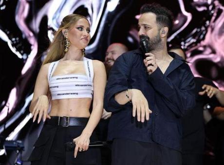 Derya Uluğ Tarsus'ta konser verdi: Sahnede evlilik teklifi