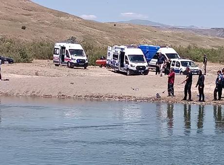 Kızılırmak'ta akıntıya kapılan 2 çocuktan 1'i boğuldu, 1'i kayboldu