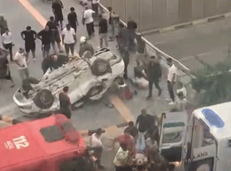 Hatay'da feci kaza! Otomobil bariyerlere çarpıp devrildi: 2 kişi hayatını kaybetti