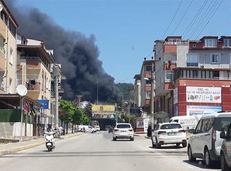 Kocaeli'de fabrika yangını! Siyah dumanlar gökyüzünü kapladı