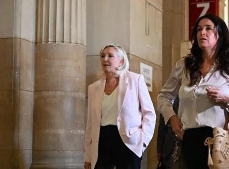 Le Pen'e 15 ay siyasetten men yasağı verildi