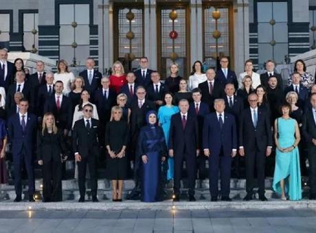 Bir ülkeden iki lider! Ayrı uçaklarla geldiler, aile fotoğrafının iki ayrı ucunda konumlandılar... NATO Zirvesi'nde dikkat çeken detay