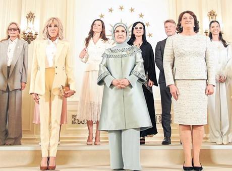 NATO zirvesi’ne katılan liderlerin eşlerinden ortak çağrı: Çocukları dijital tehditten korumalıyız