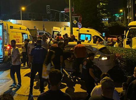 Ümraniye’de hafriyat kamyonu ile otomobil çarpıştı: 1'i ağır 4 yaralı