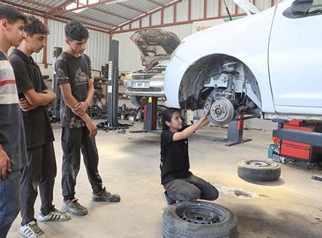Motor söküyor, şanzıman indiriyor! 'Sanayi prensesi' 5 çırağa ustalık yapıyor