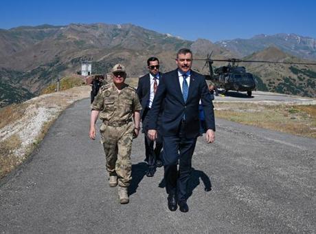 İçişleri Bakanı Çiftçi, Hakkari'de üs bölgesini ziyaret etti