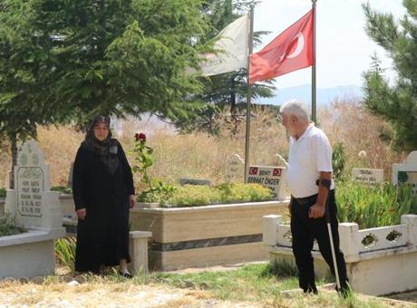 Şehit oğullarını yalnız bırakmadılar! Hayatlarını değiştirip mezarının yanına taşındılar
